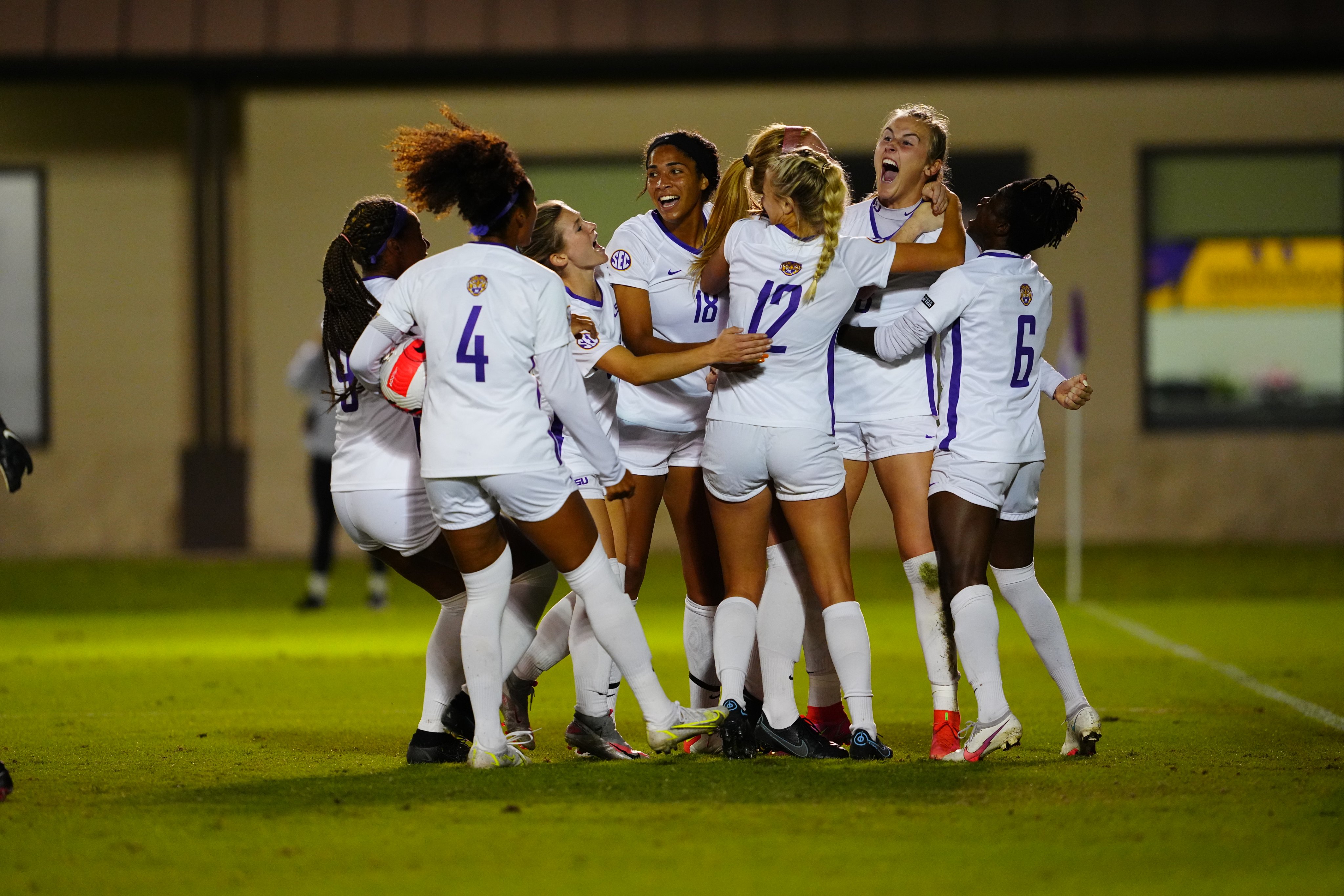 LSU soccer rises to the occasion, knocks off No. 4 Arkansas to reach
